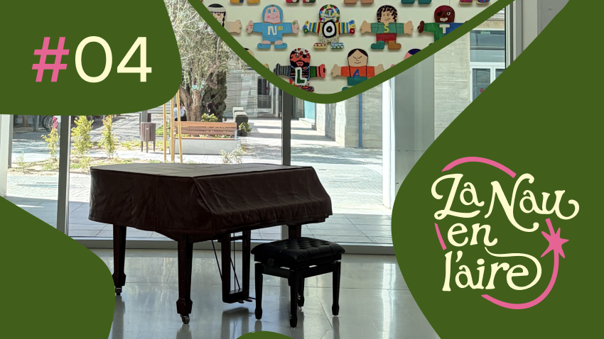 Imatge amb el text “#04” i el logotip “La Nau en l’aire” sobre fons verd. Al centre, un piano de cua davant d’un gran finestral i, a la part superior, un mural amb figures infantils de colors.